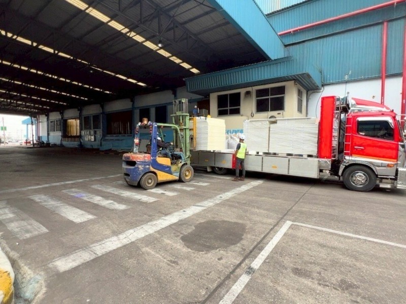 รถบรรทุกรับขนส่งสินค้า